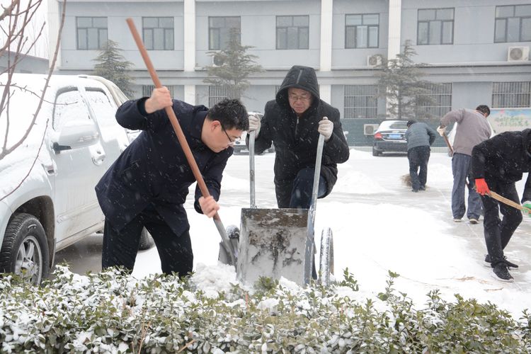 掃雪除冰 溫暖同行 ----恒質(zhì)公司組織開展職工掃雪活動